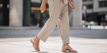 A sandália leve que quase desaparece no look, mas deixa qualquer combinação mais sofisticada