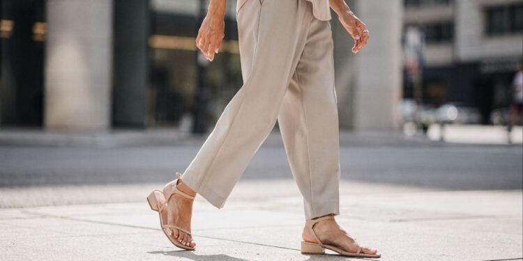 A sandália leve que quase desaparece no look, mas deixa qualquer combinação mais sofisticada