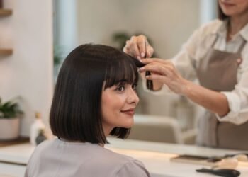 Tendências de corte de cabelo 2026 unem astrologia e visagismo para revelar o visual ideal de cada signo