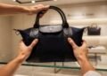 A bolsa que virou assinatura de quem busca estilo sem esforço e que está em todos os cantos das capitais da moda