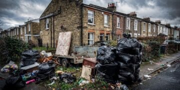 Imóvel preocupa moradores ao acumular lixo por meses, com móveis velhos, colchões e um trailer parado