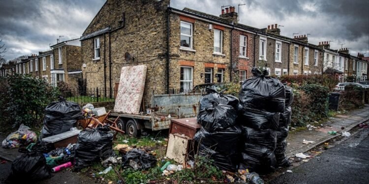 Imóvel preocupa moradores ao acumular lixo por meses, com móveis velhos, colchões e um trailer parado