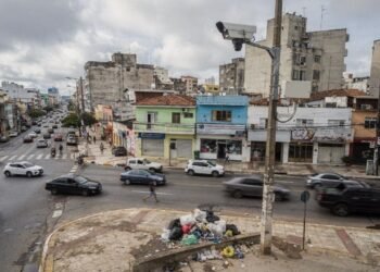 Sistema com reconhecimento facial e leitura de placas promete multar em até R$ 32 mil quem jogar lixo nas ruas