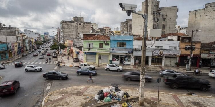 Sistema com reconhecimento facial e leitura de placas promete multar em até R$ 32 mil quem jogar lixo nas ruas