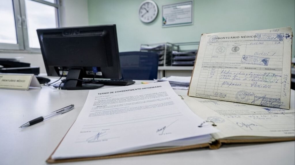 Paciente sofre parada cardíaca em cirurgia ortopédica, desenvolve sequelas neurológicas e hospital é condenado por falha no consentimento