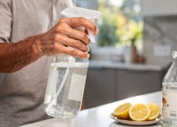 Seu pet só faz xixi no lugar errado? Com essa misturinha natural ele nunca mais vai chegar perto!