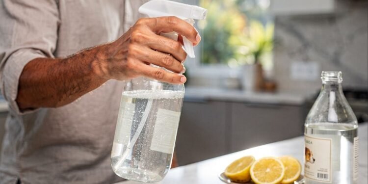 Seu pet só faz xixi no lugar errado? Com essa misturinha natural ele nunca mais vai chegar perto!