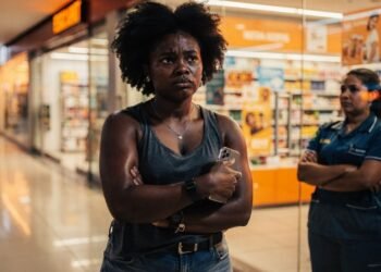 Abordagem pública considerada discriminatória termina com condenação pesada de R$ 25 mil contra grande rede de drogarias