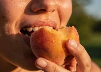 Quais são os benefícios do pêssego para a saúde, segundo especialistas?