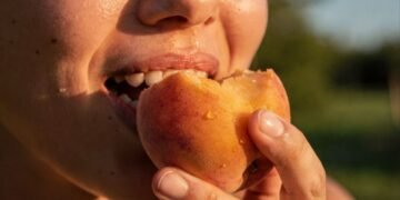 Quais são os benefícios do pêssego para a saúde, segundo especialistas?
