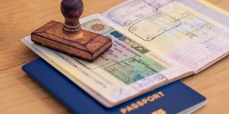 Quem precisa atualizar o passaporte brasileiro em 2026