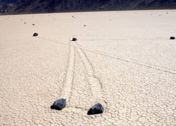 O mistério revelado: como as rochas do Vale da Morte conseguem deslizar sozinhas pelo deserto