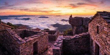 A cidade nas nuvens de Minas Gerais onde ruas de pedra, cachoeiras geladas e lendas ufológicas moldam o cotidiano