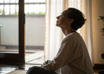 A pausa de 3 respirações que ajuda a interromper crises de pânico: como a expiração lenta acalma o sistema nervoso