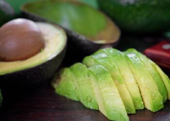 Abacate ganha destaque em 2026 como aliado no controle da fome e da glicemia, segundo nutricionistas