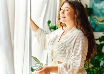 Ar pesado ao acordar? Veja como abrir as janelas pela manhã transforma a saúde da sua casa