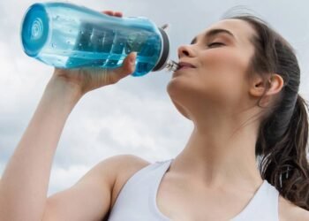 Cansaço ou desidratação? Veja como beber água pode devolver sua energia e foco