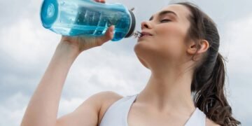 Cansaço ou desidratação? Veja como beber água pode devolver sua energia e foco