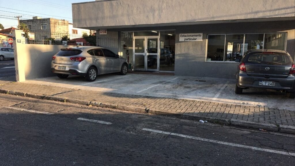 Comerciante colocou cone ou corrente na vaga pública? Saiba por que isso é ilegal e o que a lei realmente diz sobre o espaço da rua