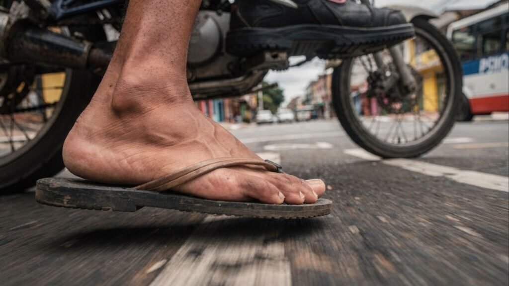 Motoqueiros estão sendo flagrados e multados em até R$ 130 por pilotar de chinelo: a infração virou alvo prioritário da fiscalização 