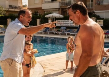 Justiça condena morador por humilhar vizinho colombiano com ameaças e insultos racistas diante dos filhos em piscina de condomínio