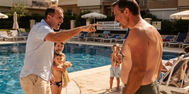 Justiça condena morador por humilhar vizinho colombiano com ameaças e insultos racistas diante dos filhos em piscina de condomínio