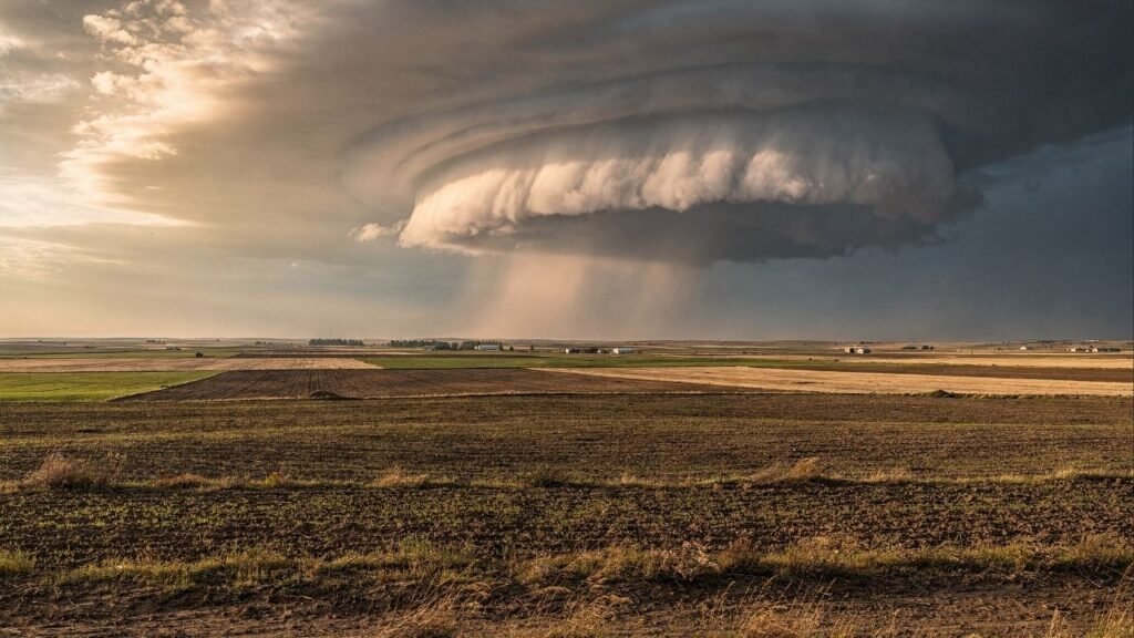 Ela largou tudo para seguir tornados nos EUA e transformou a perseguição de tempestades em uma carreira de 25 anos e muitas imagens raras