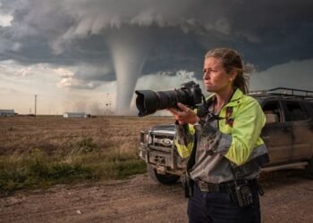 Ela largou tudo para seguir tornados nos EUA e transformou a perseguição de tempestades em uma carreira de 25 anos e muitas imagens raras