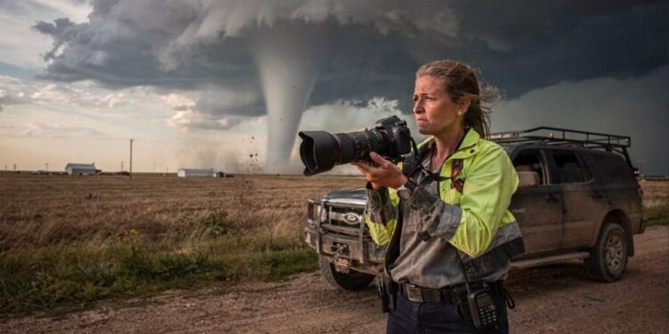 Ela largou tudo para seguir tornados nos EUA e transformou a perseguição de tempestades em uma carreira de 25 anos e muitas imagens raras
