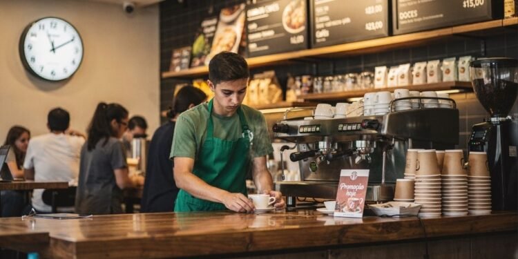 Starbucks paga R$ 207 milhões por erros na folha e falhas em jornada e gorjetas e decisão assusta o setor de varejo no mundo todo