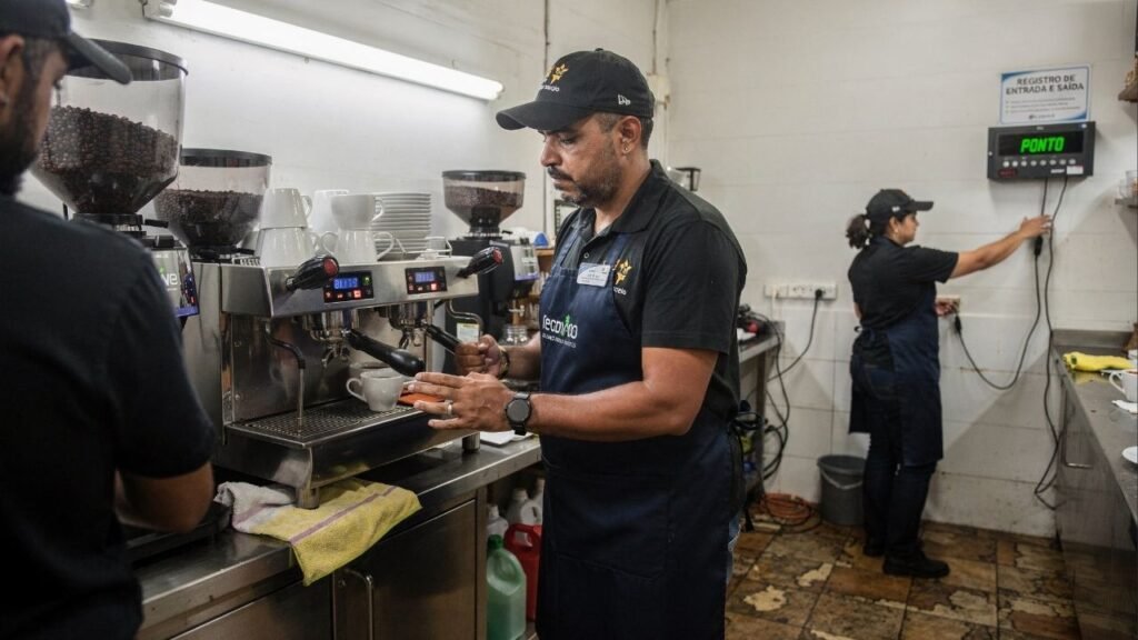 Starbucks paga R$ 207 milhões por erros na folha e falhas em jornada e gorjetas e decisão assusta o setor de varejo no mundo todo