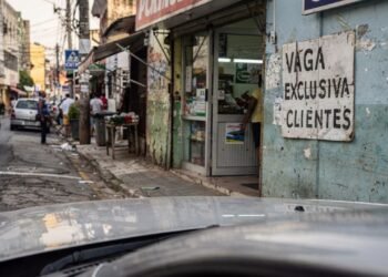 Comerciante colocou cone ou corrente na vaga pública? Saiba por que isso é ilegal e o que a lei realmente diz sobre o espaço da rua