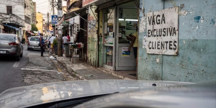 Comerciante colocou cone ou corrente na vaga pública? Saiba por que isso é ilegal e o que a lei realmente diz sobre o espaço da rua