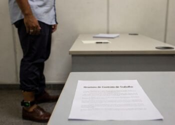 Empresa demite funcionário horas depois de saber do uso de tornozeleira e é condenada a pagar R$ 8 mil por danos morais