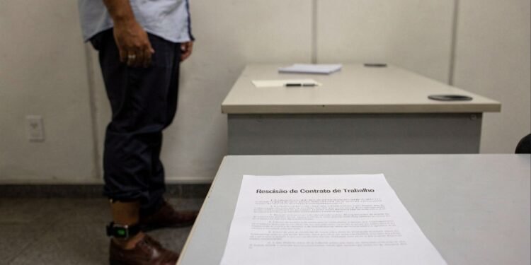 Empresa demite funcionário horas depois de saber do uso de tornozeleira e é condenada a pagar R$ 8 mil por danos morais