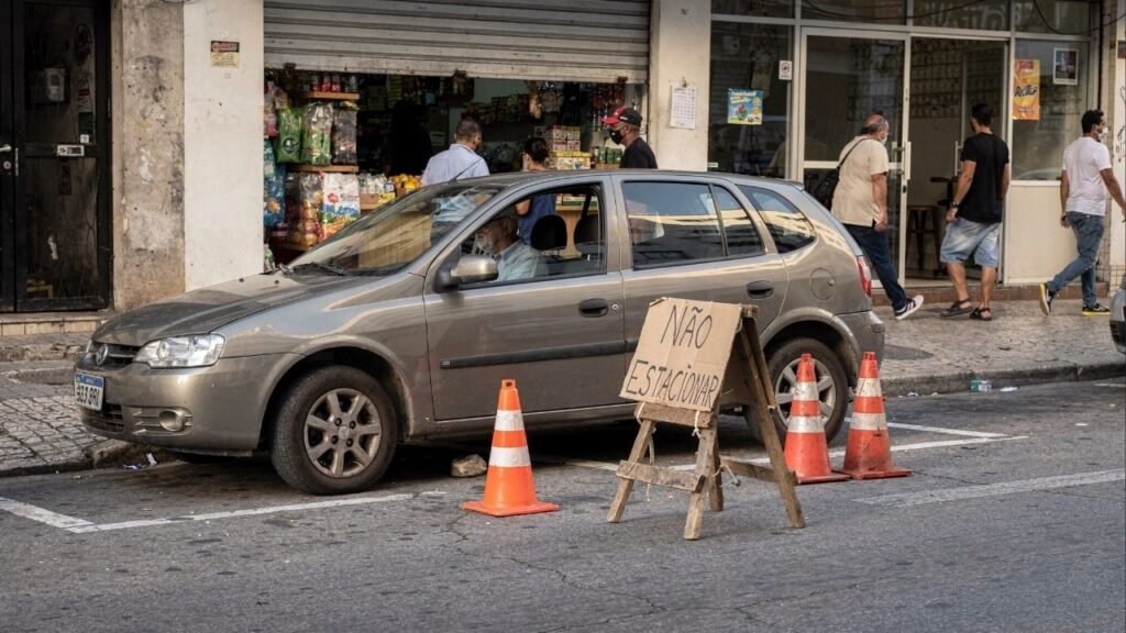Comerciante colocou cone ou corrente na vaga pública? Saiba por que isso é ilegal e o que a lei realmente diz sobre o espaço da rua