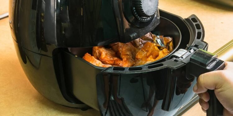 A air fryer é uma fritadeira elétrica que usa ar quente circulando em alta velocidade para cozinhar e dourar os alimentos - Créditos: depositphotos.com / Bubbers