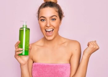 Aprenda a receita caseira de shampoo que vai salvar seus fios