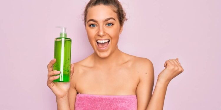 Aprenda a receita caseira de shampoo que vai salvar seus fios