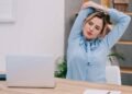 Chega de pescoço duro: aprenda alongamentos rápidos para fazer na cadeira do trabalho e relaxar
