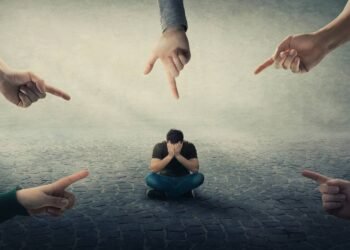 Pensar no pior pode ajudar: a pergunta que diminui a ansiedade social e aumenta a segurança