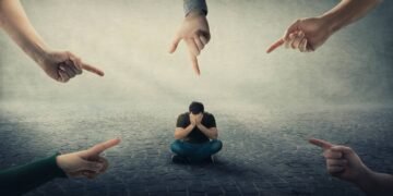 Pensar no pior pode ajudar: a pergunta que diminui a ansiedade social e aumenta a segurança