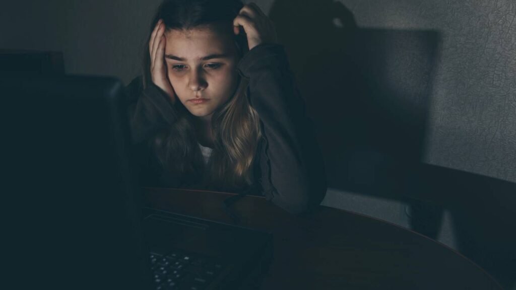 Pensar no pior pode ajudar: a pergunta que diminui a ansiedade social e aumenta a segurança