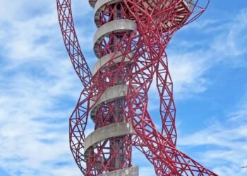 Despenque no maior tobogã do mundo em Londres e sinta a adrenalina pura a 74 metros de altura