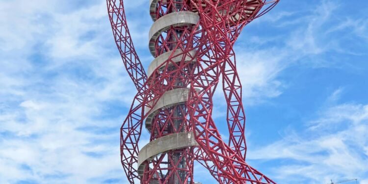 O tobogã mais longo e alto do mundo em área urbana está instalado na ArcelorMittal Orbit - Créditos: depositphotos.com / quackersnaps
