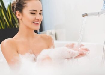 Dicas para hidratar a pele corretamente e manter maciez mesmo no clima seco