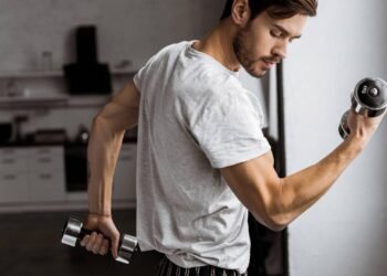 Como fortalecer os bíceps em casa de forma segura e sem gastar nada