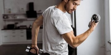 Como fortalecer os bíceps em casa de forma segura e sem gastar nada