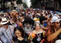 Carnaval com maturidade: saiba quais tecidos e peças garantem frescor e estilo após os 30 anos
