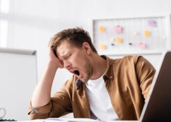 O que significa bocejar sem estar com sono, segundo a psicologia